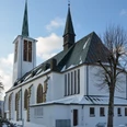 Verschneite St-Ursula-Kirche im Ortsteil Schloß Holte in Schloß Holte-Stukenbrock