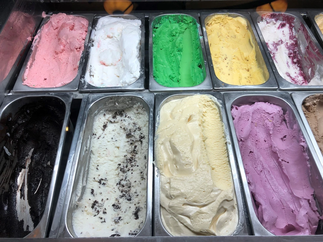 Verschiedene Eissorten in einer Theke, von Erdbeere über Pistazie bis hin zu Schokolade und Zitrone.Various ice cream flavors in one counter, from strawberry and pistachio to chocolate and lemon.Forskellige varianter af is i én disk, fra jordbær og pistacie til chokolade og citron.Verschillende smaken ijs in één toonbank, van aardbei en pistache tot chocolade en citroen.