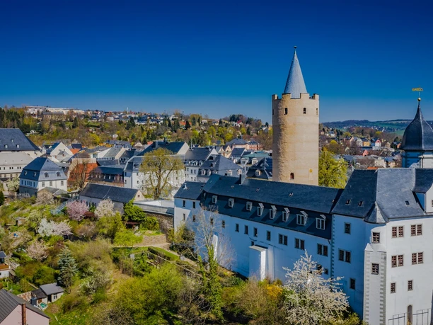 Schloss Wildeck Luftaufnahme von Schloss Wildeck in Zschopau mit dem markanten Turm und umliegender Stadtansicht.