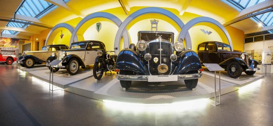 Die Vier Ringe der Autounion Vier klassische Autos der Autounion in einem hellen Ausstellungsraum.