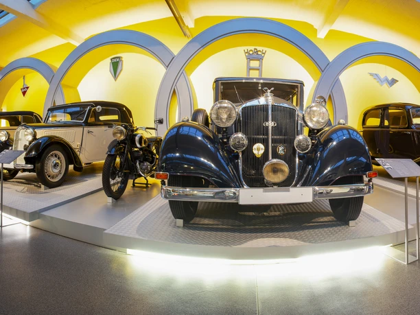 Die Vier Ringe der Autounion Vier klassische Autos der Autounion in einem hellen Ausstellungsraum.