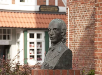 Voß Büste - Nordseebad Otterndorf Bronzebüste von Johann Heinrich Voß vor dem Literaturmuseum in Otterndorf.