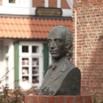 Voß Büste - Nordseebad Otterndorf Bronzebüste von Johann Heinrich Voß vor dem Literaturmuseum in Otterndorf.
