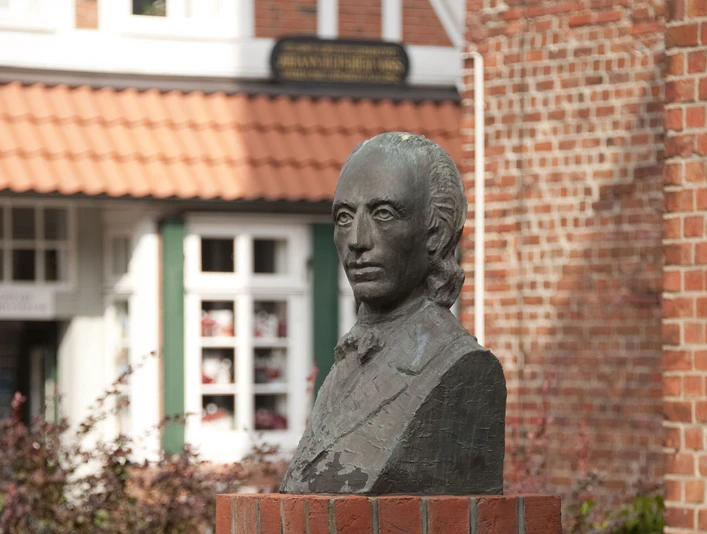 Voß Büste - Nordseebad Otterndorf Bronzebüste von Johann Heinrich Voß vor dem Literaturmuseum in Otterndorf.