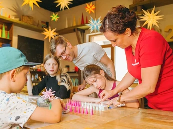 Bastelwerkstatt Kinder basteln konzentriert mit einem Erwachsenen in einer kreativ gestalteten Werkstatt.Children concentrate on crafting with an adult in a creatively designed workshop.Děti se soustředí na řemeslné práce s dospělým v kreativně navržené dílně.Dzieci koncentrują się na tworzeniu z osobą dorosłą w kreatywnie zaprojektowanym warsztacie.Kinderen knutselen samen met een volwassene in een creatief ontworpen workshop.I bambini si concentrano sull'artigianato con un adulto in un laboratorio creativo.