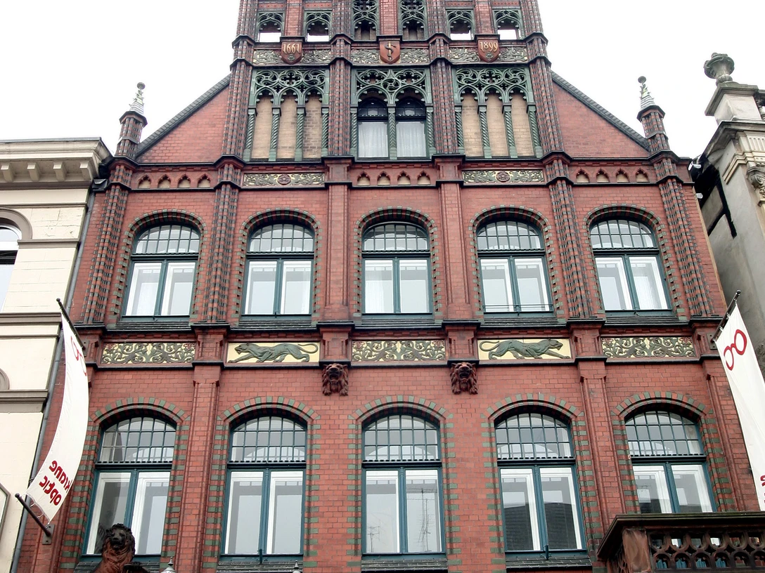 Löwenapotheke.jpg Das Bild zeigt die Löwenapotheke