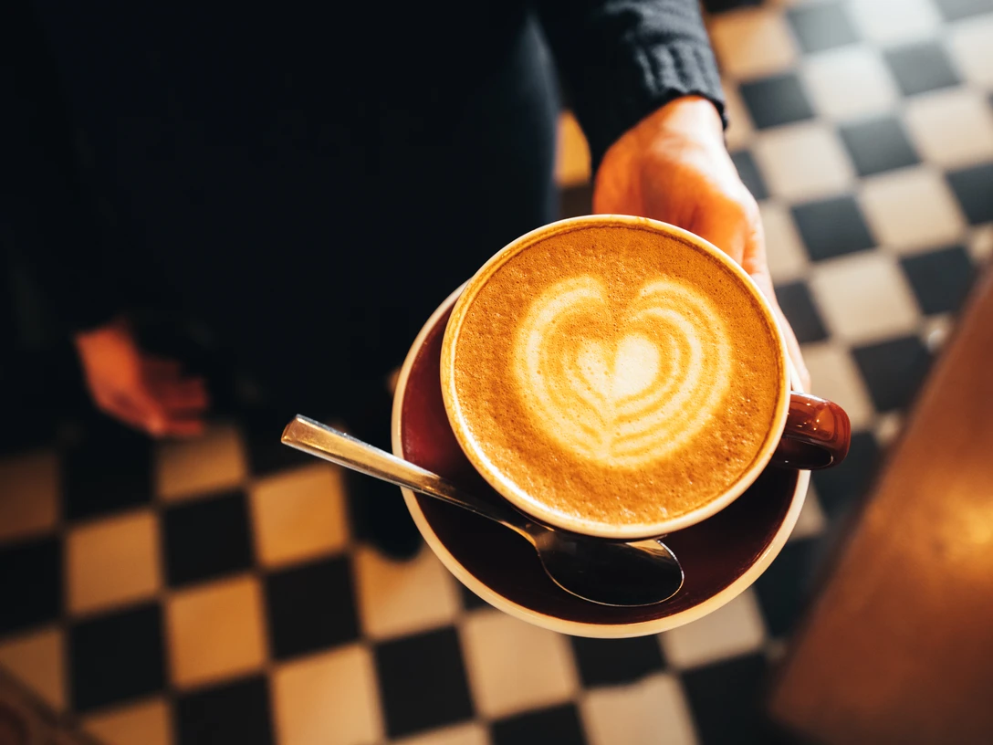 Dankbar Kaffee - Gastronomie in Leipzig Eine Kaffeetasse mit Schaum vor einem schwarz-weiß gefliesten Boden, Gastronomie, Kaffeehauskultur, Cafés, GenussŠálek kávy s pěnou před černobílou dlaždicovou podlahou, gastronomie, kavárenská kultura, kavárny, požitekA cup of frothy coffee against a black and white tiled floor, eating out, coffee house culture, cafés, culinary delightsUne tasse de café avec de la mousse devant un sol carrelé en noir et blanc, gastronomie, culture des cafés, cafés, plaisirFiliżanka kawy z pianką na tle czarno-białej podłogi wyłożonej kafelkami, gastronomia, kultura kawiarniana, kawiarnie, przyjemność