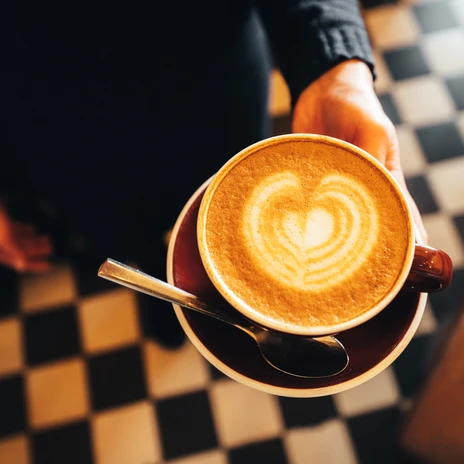 Dankbar Kaffee - Gastronomie in Leipzig Eine Kaffeetasse mit Schaum vor einem schwarz-weiß gefliesten Boden, Gastronomie, Kaffeehauskultur, Cafés, Genuss