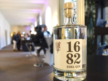 Gin 1682 im Kreuzgang.jpg Klosterbrennerei Wöltingerode - Gin1682