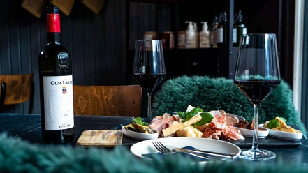 spatz-gastro-und-so-speisen-rotwein-ambiente.jpg