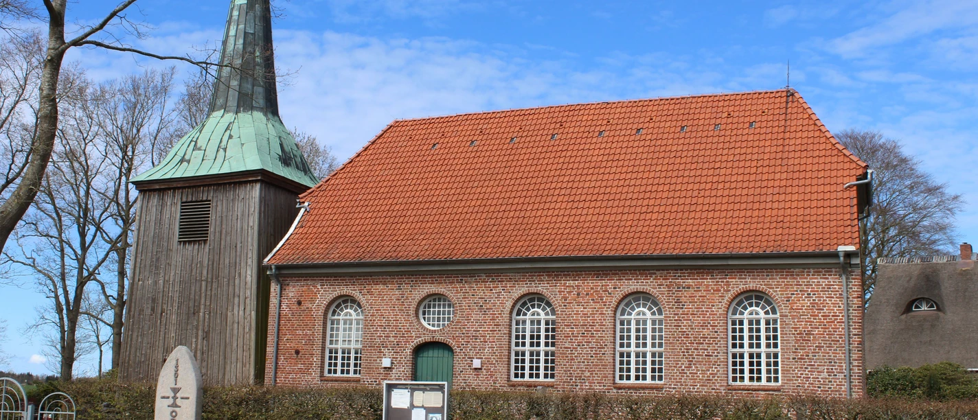 St. Nicolai Oppeln Historische Backsteinkirche St. Nicolai in Oppeln mit einem markanten, grünen Kupferdach-Holzturm.