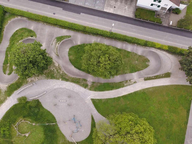 pumptrack-lerchenfeld-thun-luftaufnahme.jpg