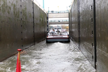Minden - Weserschleuse.JPG Das Bild zeigt ein Güterschiff, das aus der Weserschleuse fährt.