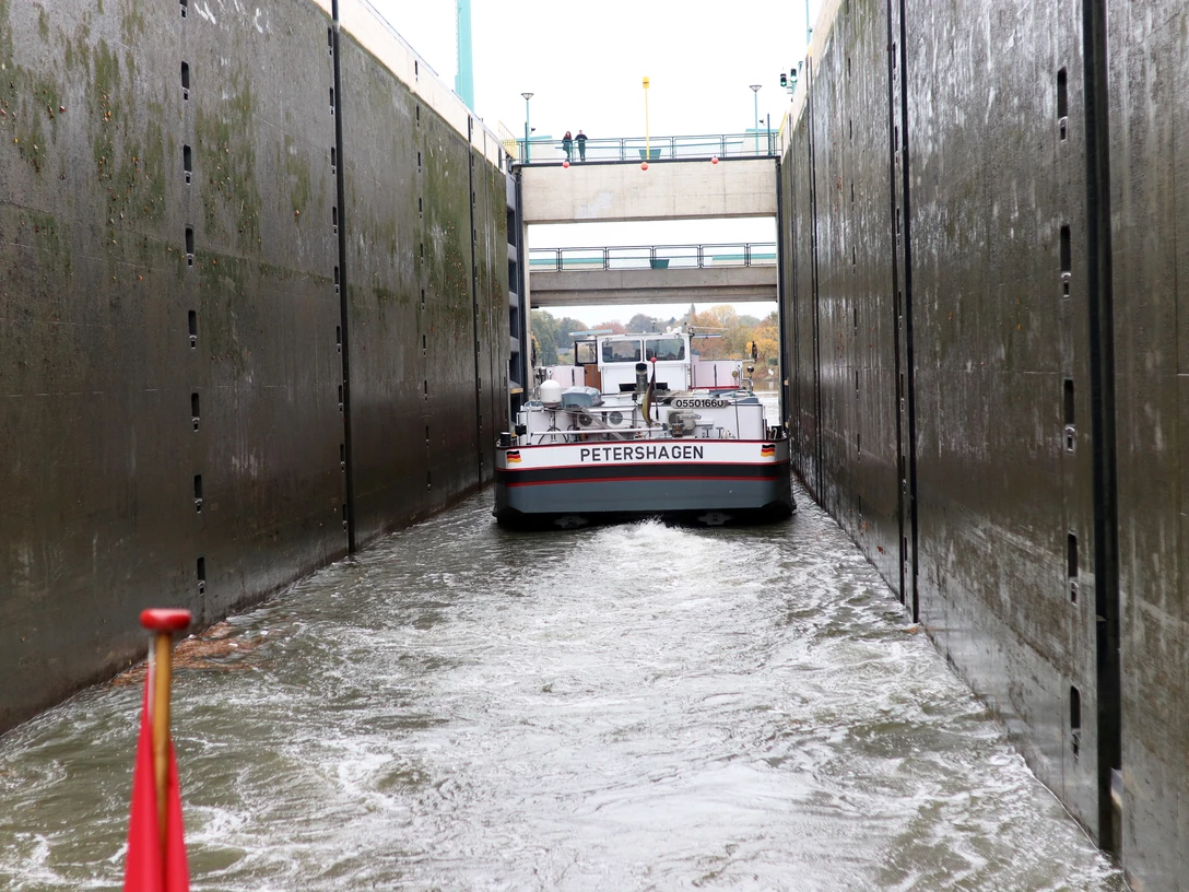 Minden - Weserschleuse.JPG Das Bild zeigt ein Güterschiff, das aus der Weserschleuse fährt.