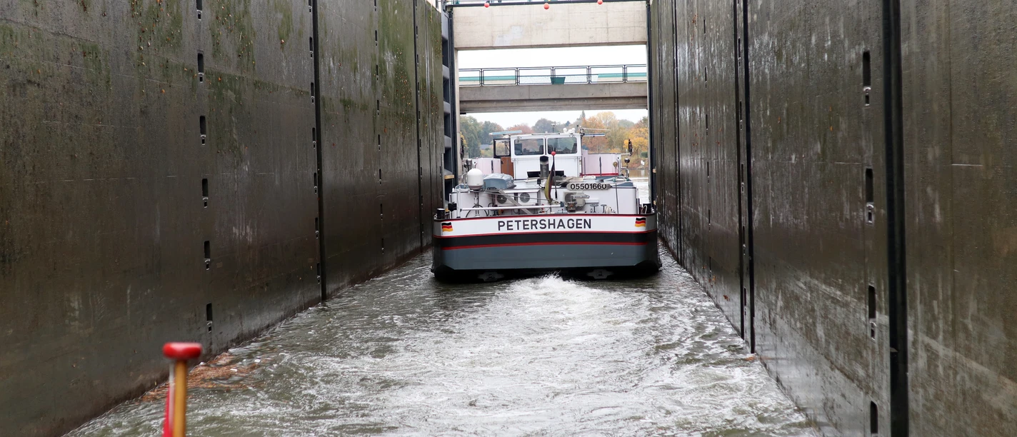 Minden - Weserschleuse.JPG Das Bild zeigt ein Güterschiff, das aus der Weserschleuse fährt.