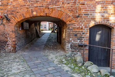 Eingangstunnel zum Kloster Lüne Durch den Tunnel kommt man in das Kloster Lüne