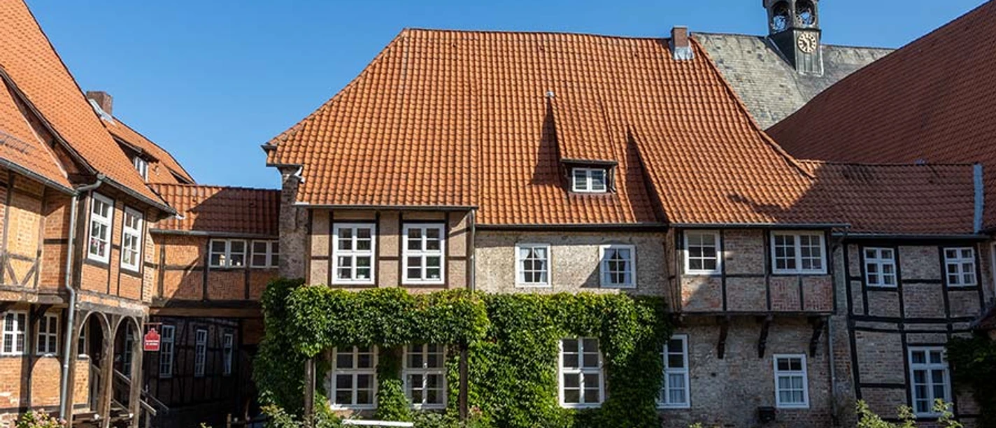 rund um den Innenhof des Klosters Lüne gruppieren sich die Gebäude