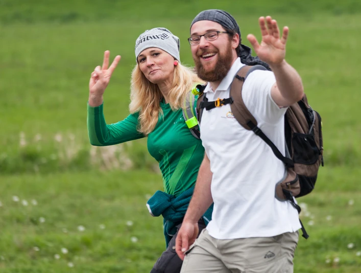 17_7SW_Strecke_unterwegs_Bernhard weiss.jpg Zwei Wanderer grüßen lächelnd in die Kamera, mit saftigem Grün im Hintergrund.Two hikers greet the camera with a smile, with lush greenery in the background.Dva turisté s úsměvem zdraví kameru, v pozadí je bujná zeleň.Dwóch wędrowców z uśmiechem wita się z kamerą, a w tle widać bujną zieleń.Twee wandelaars begroeten de camera met een glimlach, met weelderig groen op de achtergrond.Due escursionisti salutano la macchina fotografica con un sorriso, con il verde lussureggiante sullo sfondo.