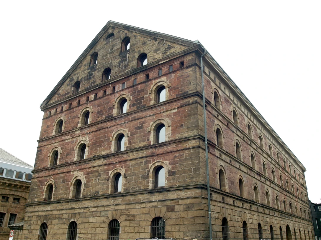 Das Bild zeigt das ehemalige Proviantmagazin