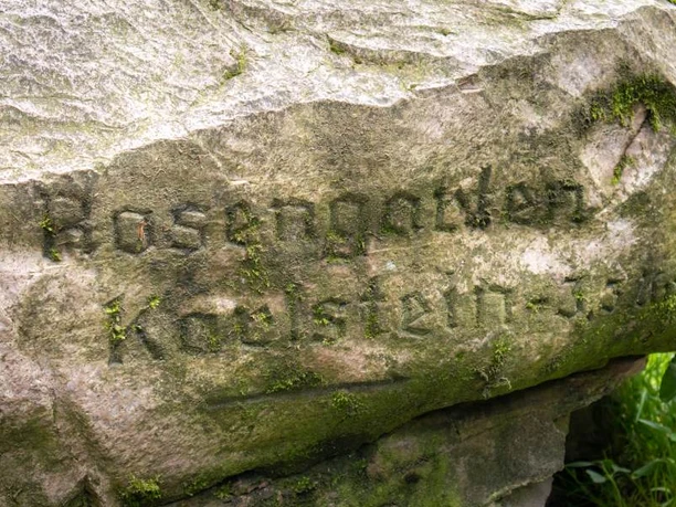 Wegweiser zum Karlsstein Signpost to the Karlsstein on the Schwarze Berge Heideschleife circular hiking trail Nordheide