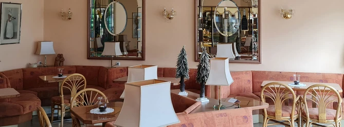 Ellinghaus.jpg Zu sehen ist die charmante, nostalgische Einrichtung des Cafés, die mit einladenden Sitzmöglichkeiten zum Verweilen einlädt.