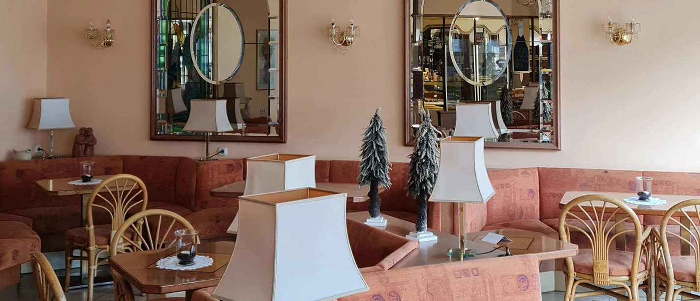 Ellinghaus.jpg Zu sehen ist die charmante, nostalgische Einrichtung des Cafés, die mit einladenden Sitzmöglichkeiten zum Verweilen einlädt.