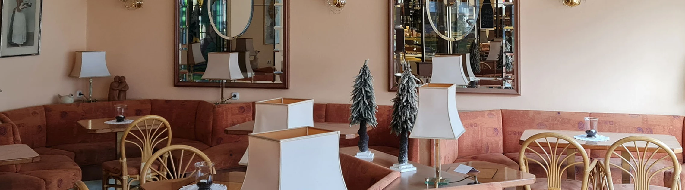 Ellinghaus.jpg Zu sehen ist die charmante, nostalgische Einrichtung des Cafés, die mit einladenden Sitzmöglichkeiten zum Verweilen einlädt.