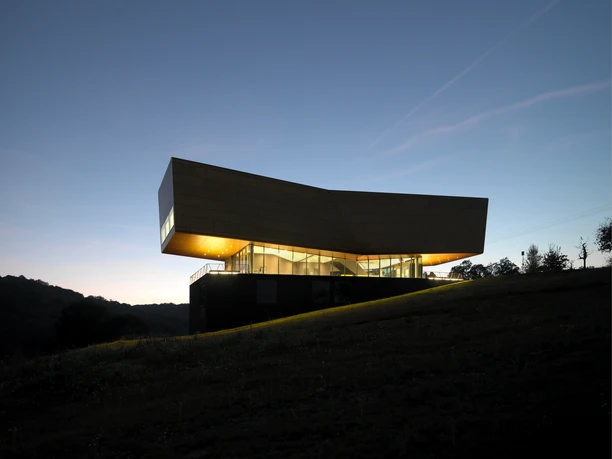 Arche Nebra in der Abenddämmerung Arche Nebra in der Abenddämmerung