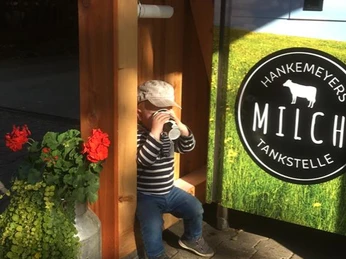 Milchtankstelle-hoerpel-kleiner-besucher_Foto_ccbysa_foto©milchtankstelle-hankemeyer.jpg