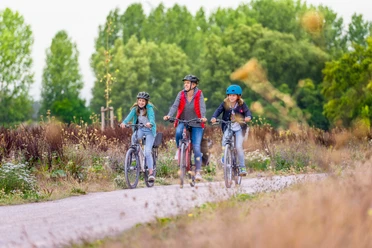 Gütersloh - Radfahren an der Dalke Radfahrer an der Dalke in Gütersloh