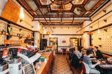Dankbar Innenraum - Gastronomie in Leipzig Das Dankbar Café liegt in den Räumlichkeiten einer ehemaligen Fleischerei und besticht mit aufwändig schönem Jugenstil Interior, Gastronomie, Café