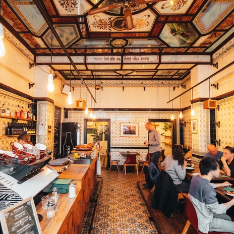 Dankbar Innenraum - Gastronomie in Leipzig Das Dankbar Café liegt in den Räumlichkeiten einer ehemaligen Fleischerei und besticht mit aufwändig schönem Jugenstil Interior, Gastronomie, Café