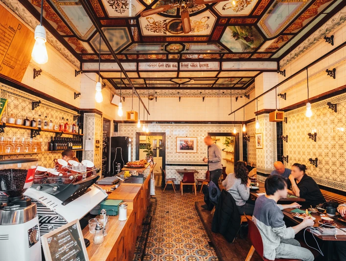 Dankbar Innenraum - Gastronomie in Leipzig Das Dankbar Café liegt in den Räumlichkeiten einer ehemaligen Fleischerei und besticht mit aufwändig schönem Jugenstil Interior, Gastronomie, Café