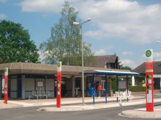 Busbahnhof Bad Meinberg.png Moderner Busbahnhof mit überdachten Wartebereichen, Sitzmöglichkeiten und Haltestelleninformationen.
