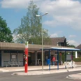 Busbahnhof Bad Meinberg.png Moderner Busbahnhof mit überdachten Wartebereichen, Sitzmöglichkeiten und Haltestelleninformationen.