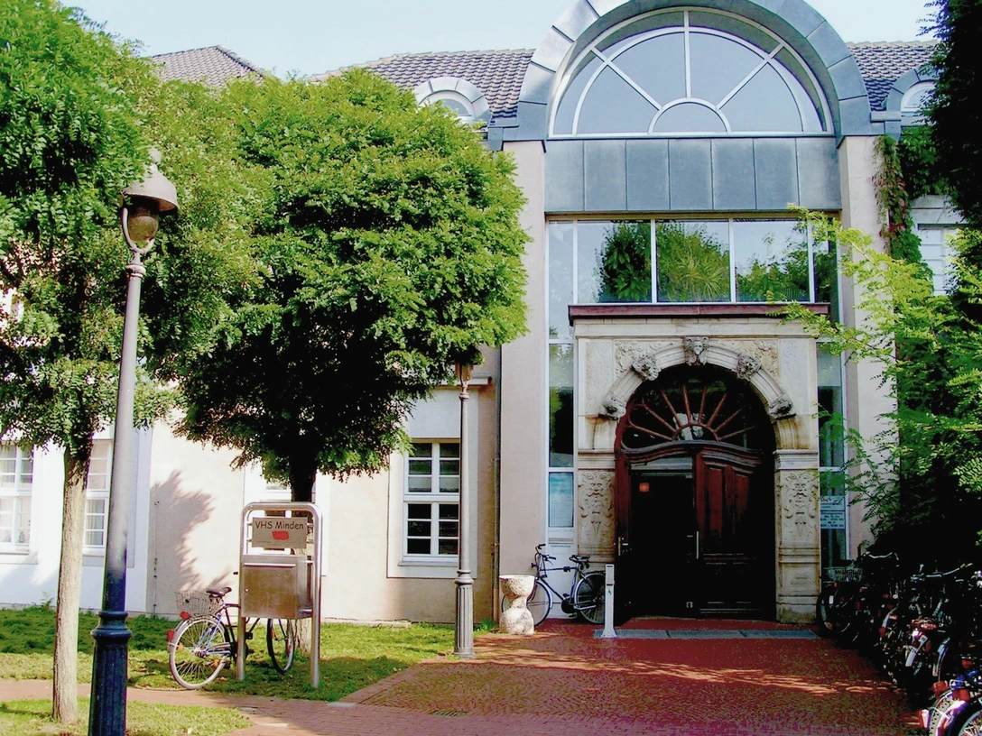 Das Bild zeigt den Eingangsbereich der VHS Minden