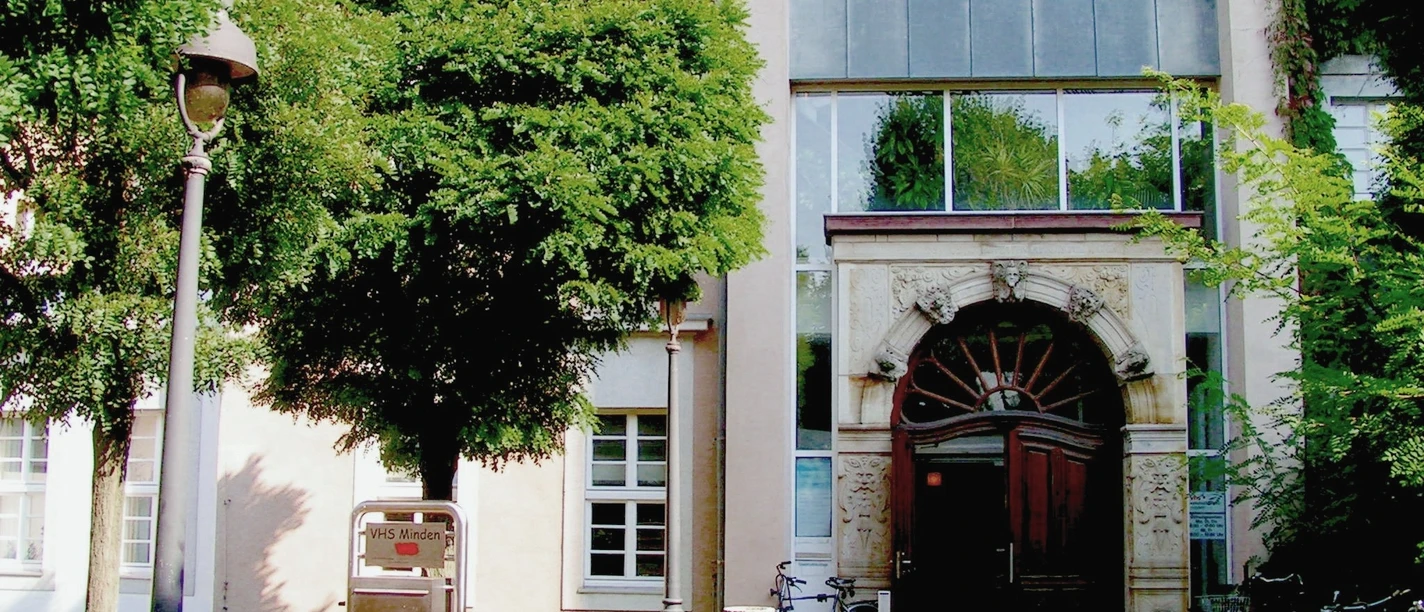 Das Bild zeigt den Eingangsbereich der VHS Minden