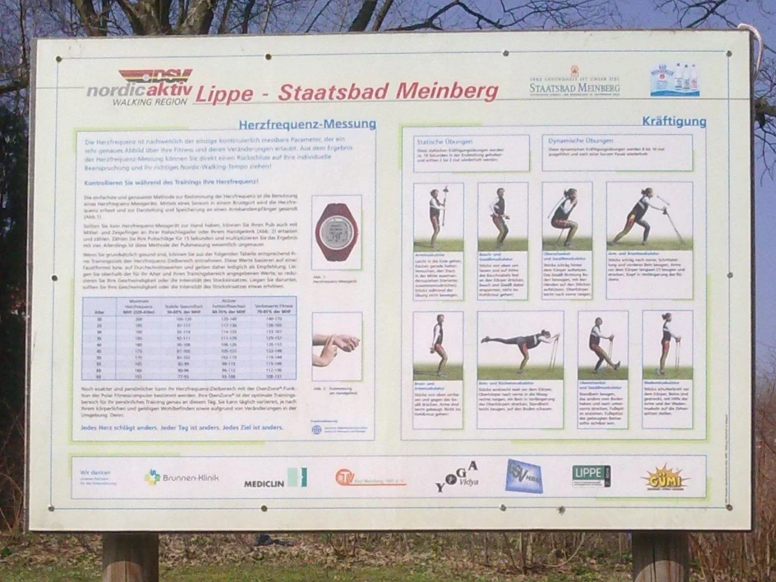 Infotafel im Freien über Herzfrequenzmessung und Kräftigungsübungen mit Bildern und Texten.