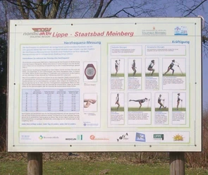 Infotafel zur Herzfrequenz und Kräftigung.png Infotafel im Freien über Herzfrequenzmessung und Kräftigungsübungen mit Bildern und Texten.