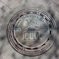 Kanalzierdeckel.png Kanaldeckel in Bad Meinberg, graviert mit "1000 Jahre Meinberg 1978" und einem stilisierten Kurhaus.