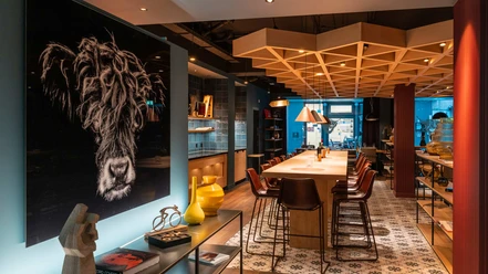 restaurant-und-bar-lisi-ambiente-hochtische.jpg
