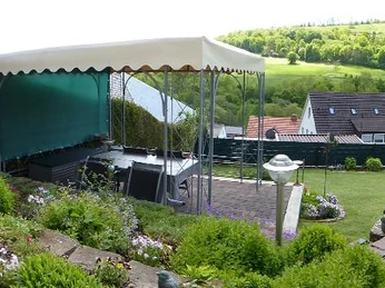Panorama Ausblick Garten.JPG Panoramablick, im Vordergrund Terrasse überdacht mit Pavillon und Mobiliar.