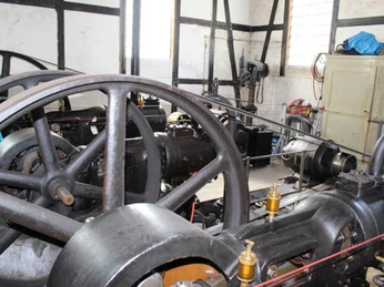Moorpumpe Historische Maschinenanlage mit Riemenantrieb und Schwungrädern in einem Fachwerkgebäude.