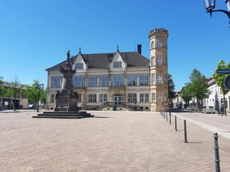 Das historische Rathaus Horn aus dem Spätmittelalter mit markantem Turm prägt den Rathausplatz.