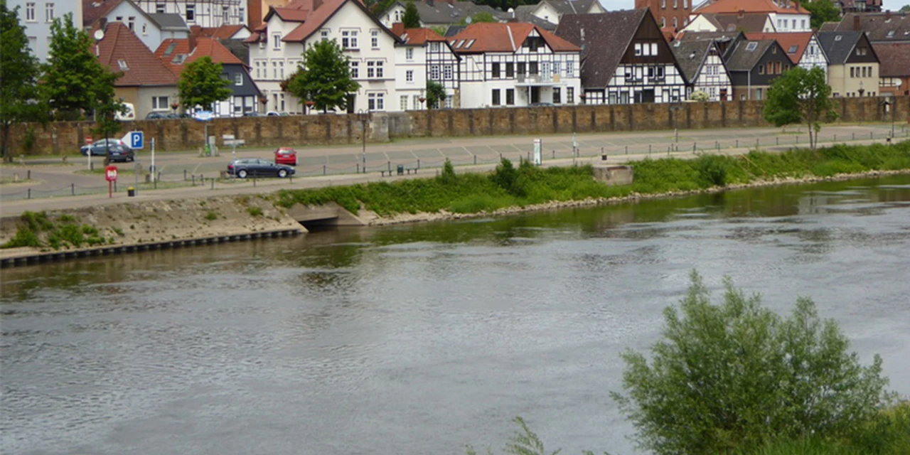 Das Bild zeigt die Weser und im hinteren Teil die Fischerstadt
