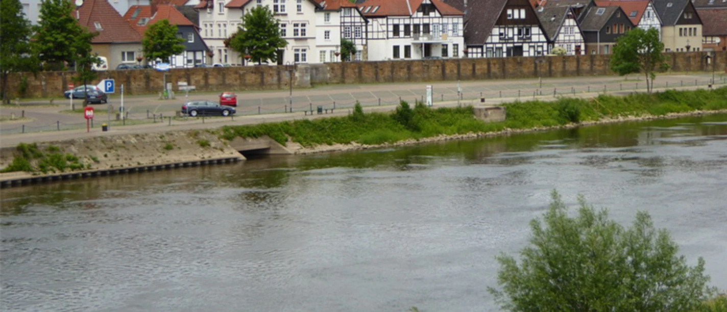 cityportal_quartier_schlagde_fischerstadt_06.jpg Das Bild zeigt die Weser und im hinteren Teil die Fischerstadt