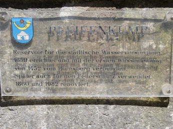 Pfeifenkumpbrunnen Infotafel Infotafel über den Pfeifenkumpbrunnen in Kassel: Reservoir zur Wasserversorgung seit 1659.