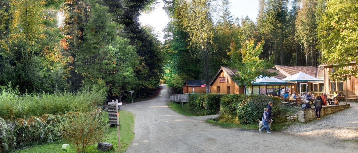 Besucherzentrum Teufelsschlucht mit Waldterrasse Besucherzentrum Teufelsschlucht mit Waldterrasse