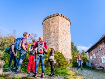 Wanderer an der Burg Ravensberg in Borgholzhausen