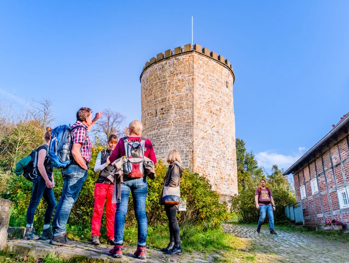 Borgholzhausen - Wanderer an der Burg Ravensberg Wanderer an der Burg Ravensberg in Borgholzhausen